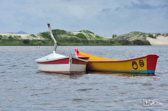 Canoas ancoradas na lagoa da Guarda, na Guarda do Embaú,litoral sul de Santa Catarina